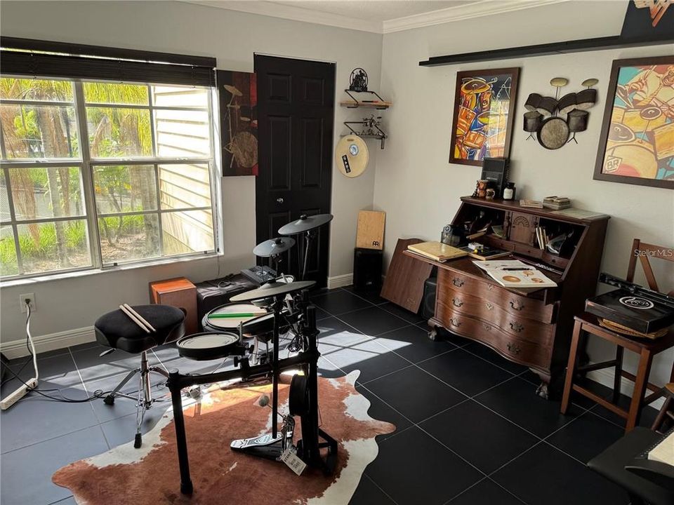 For Rent: $2,000 (3 beds, 2 baths, 1180 Square Feet)