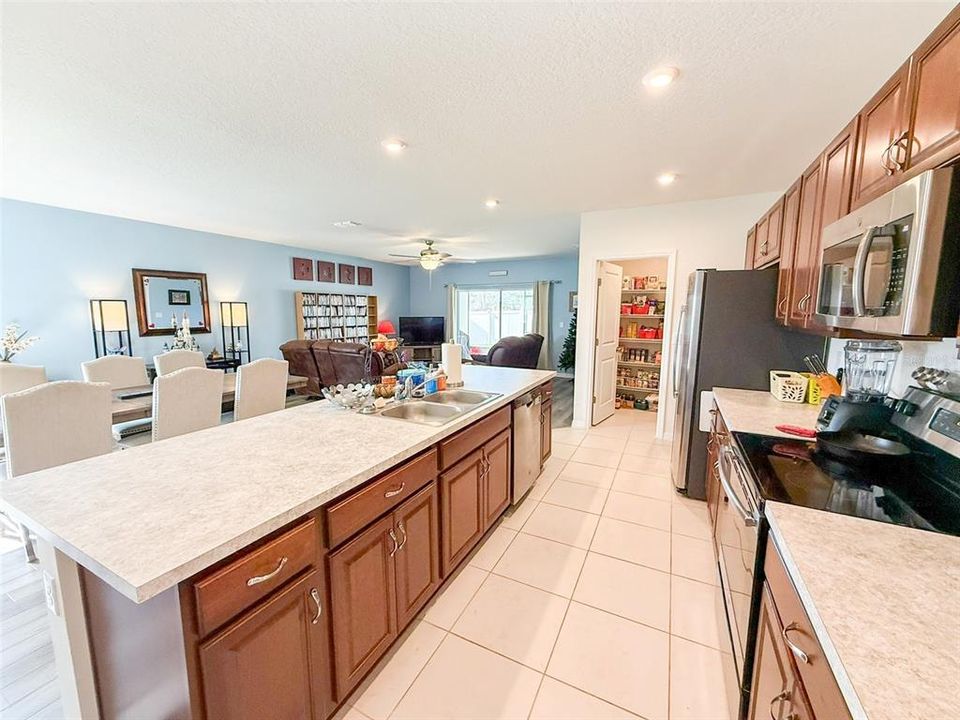 For Sale: $399,000 (4 beds, 3 baths, 2124 Square Feet)