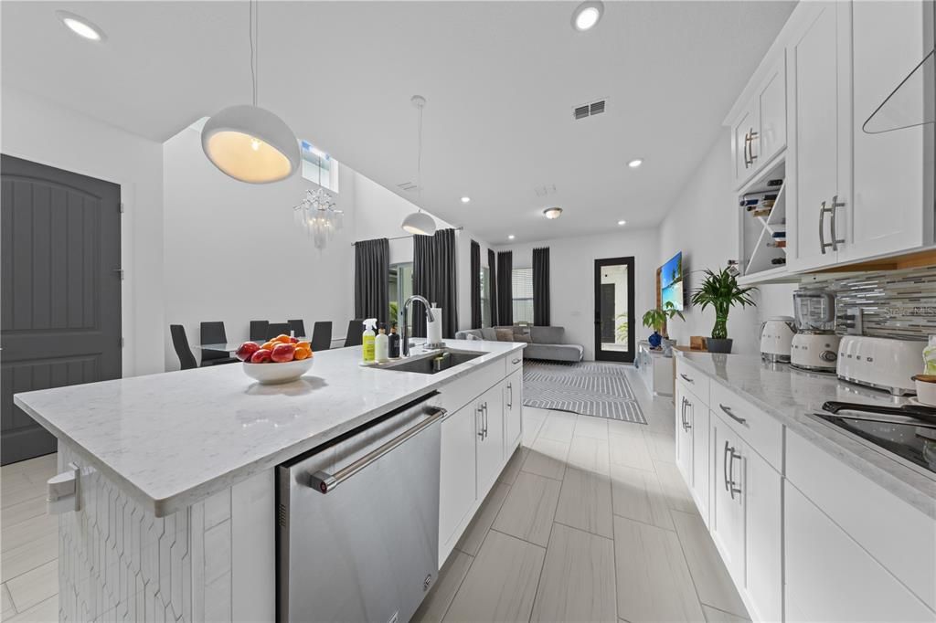 待售: $560,000 (3 贝兹, 2 浴室, 2089 平方英尺)