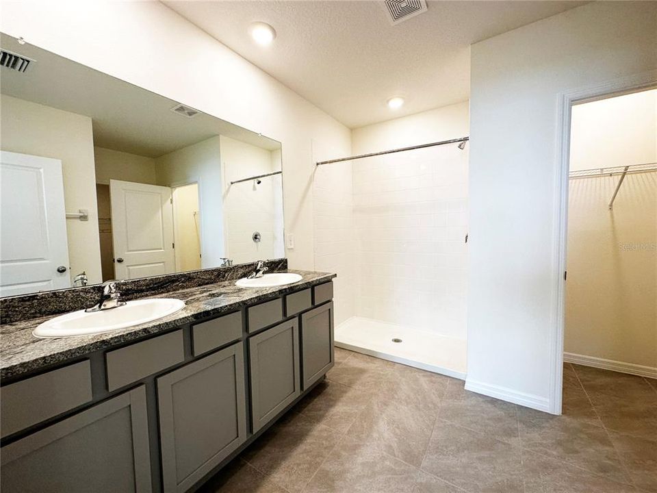 For Rent: $2,900 (4 beds, 2 baths, 1828 Square Feet)