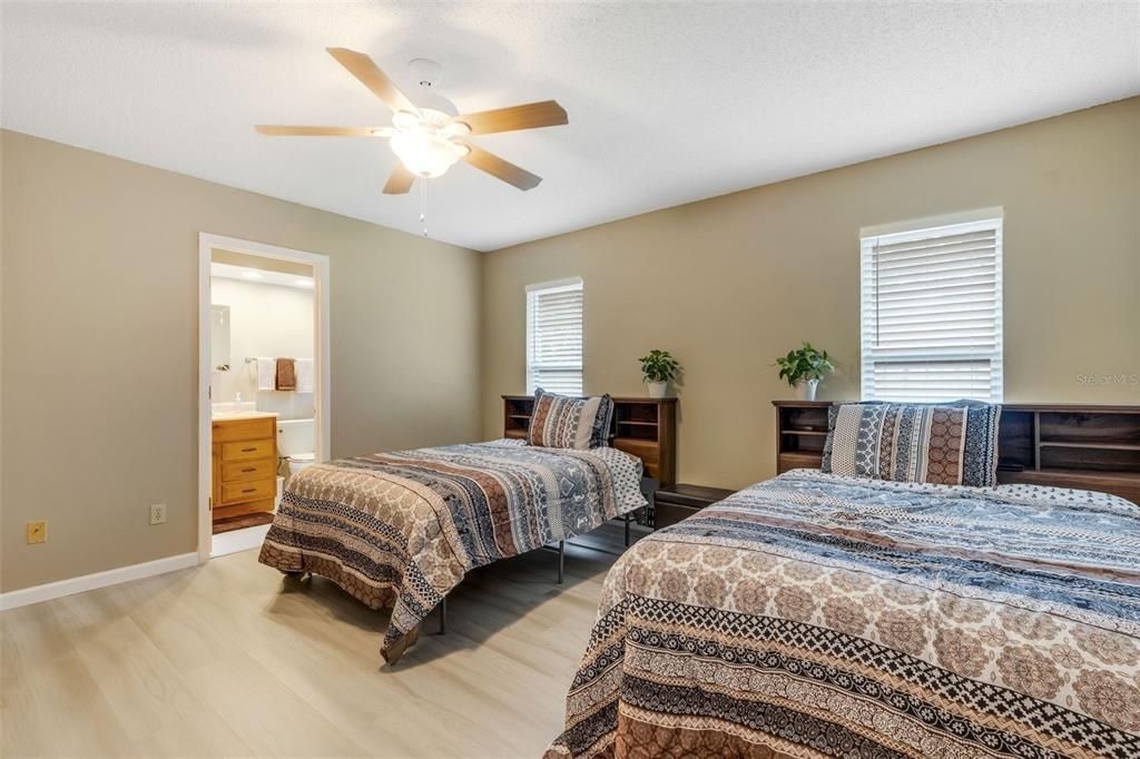 待售: $297,500 (2 贝兹, 2 浴室, 1178 平方英尺)