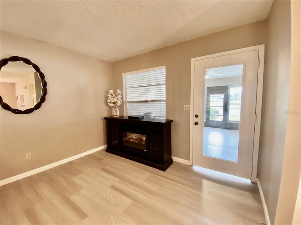 待售: $297,500 (2 贝兹, 2 浴室, 1178 平方英尺)