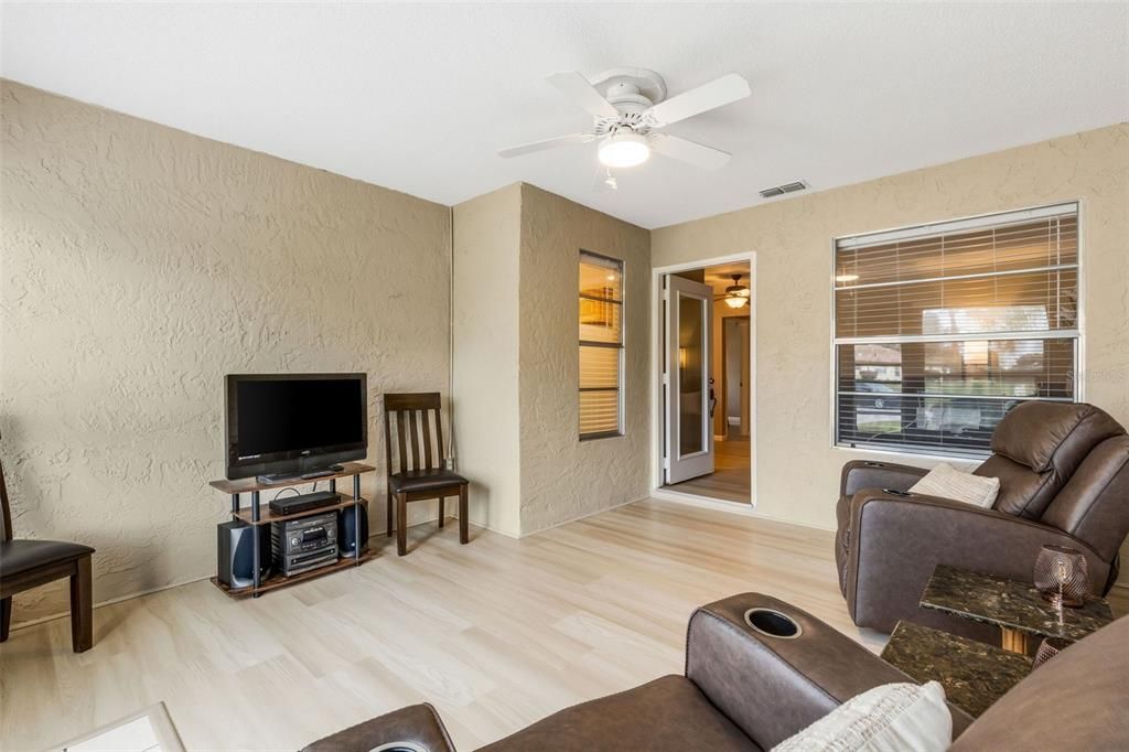 待售: $297,500 (2 贝兹, 2 浴室, 1178 平方英尺)