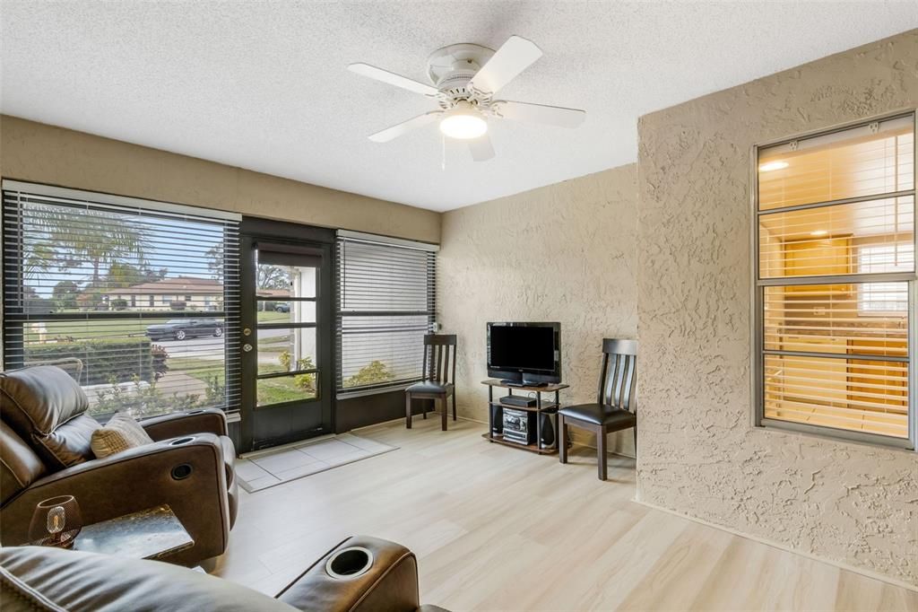 待售: $297,500 (2 贝兹, 2 浴室, 1178 平方英尺)