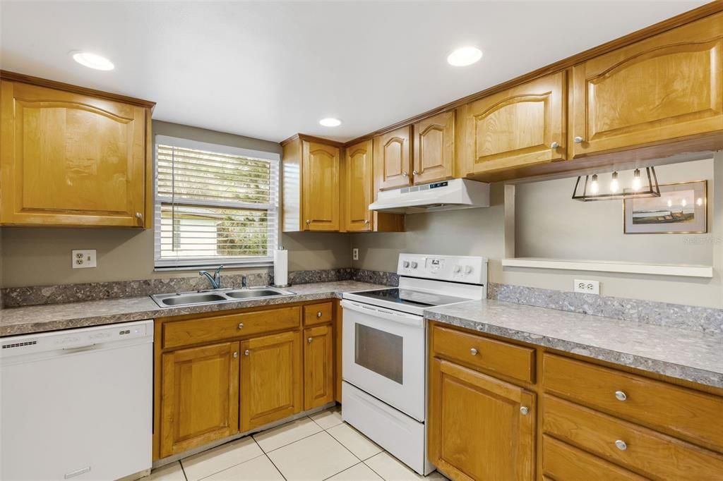 待售: $297,500 (2 贝兹, 2 浴室, 1178 平方英尺)