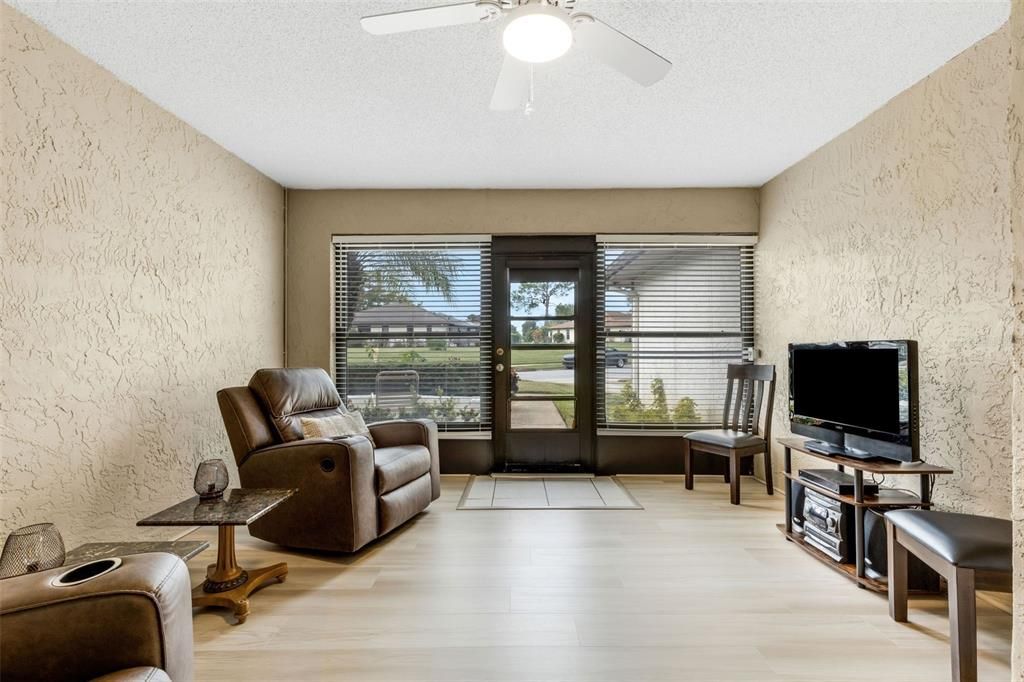 待售: $297,500 (2 贝兹, 2 浴室, 1178 平方英尺)