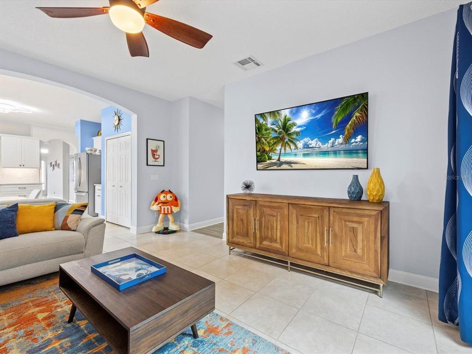 En Venta: $365,000 (4 camas, 2 baños, 1952 Pies cuadrados)