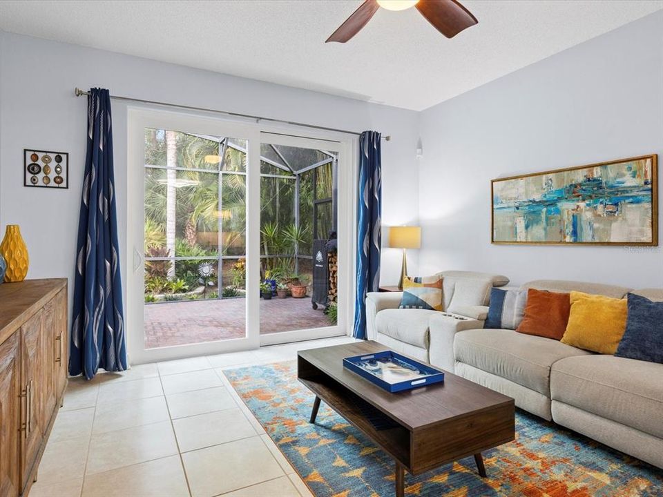 En Venta: $365,000 (4 camas, 2 baños, 1952 Pies cuadrados)