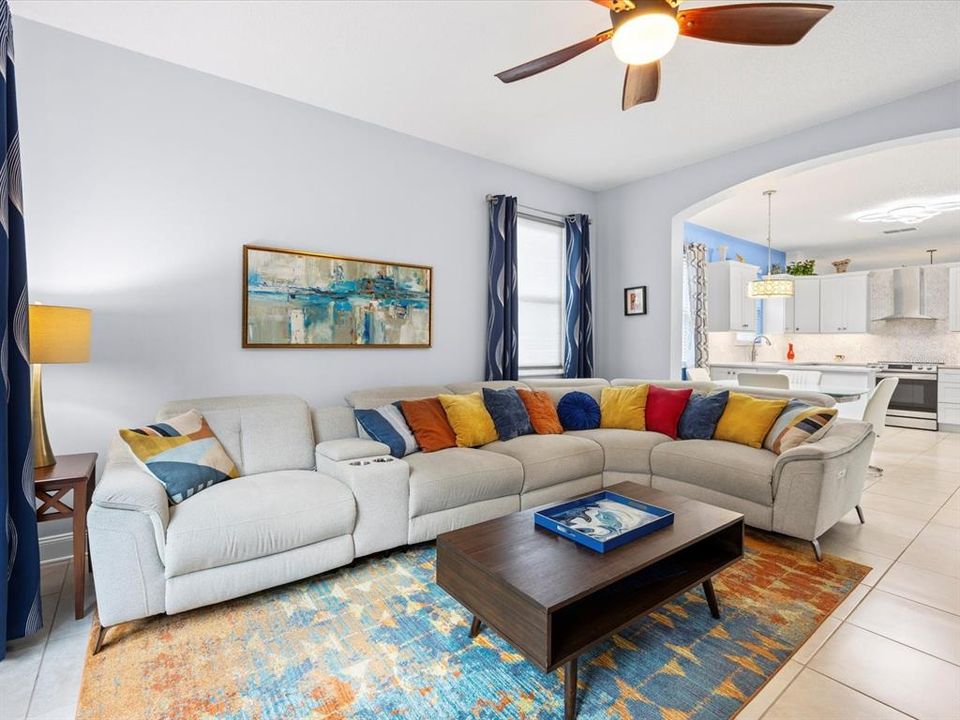 En Venta: $365,000 (4 camas, 2 baños, 1952 Pies cuadrados)