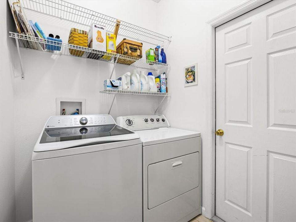 En Venta: $365,000 (4 camas, 2 baños, 1952 Pies cuadrados)