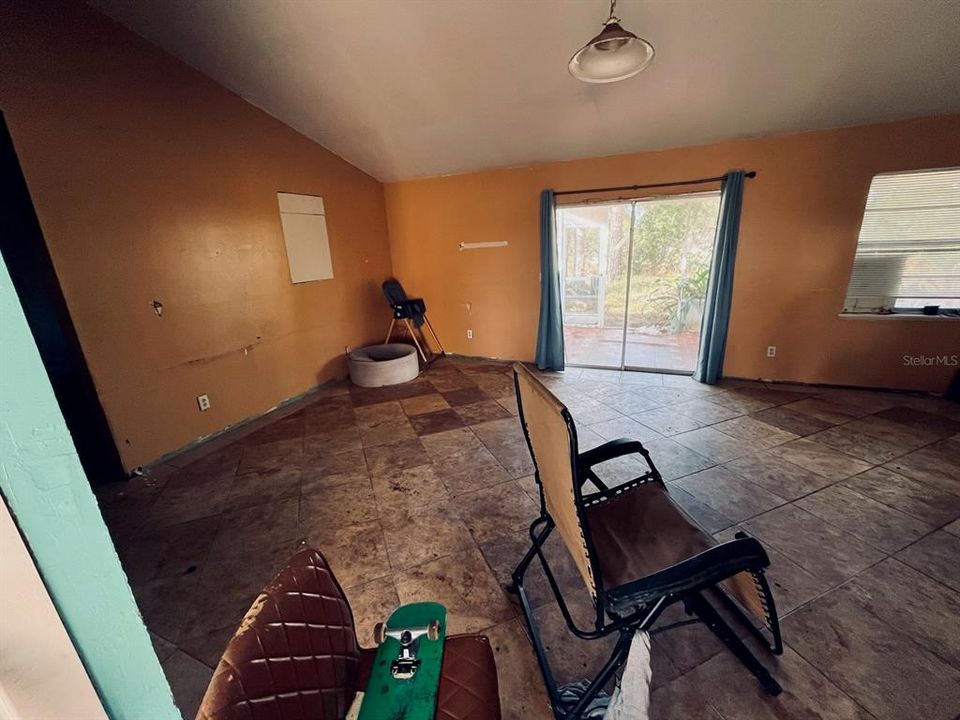 For Sale: $279,999 (3 beds, 2 baths, 1228 Square Feet)