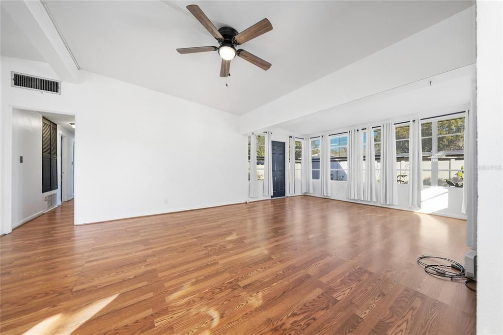 For Sale: $235,000 (3 beds, 1 baths, 1073 Square Feet)