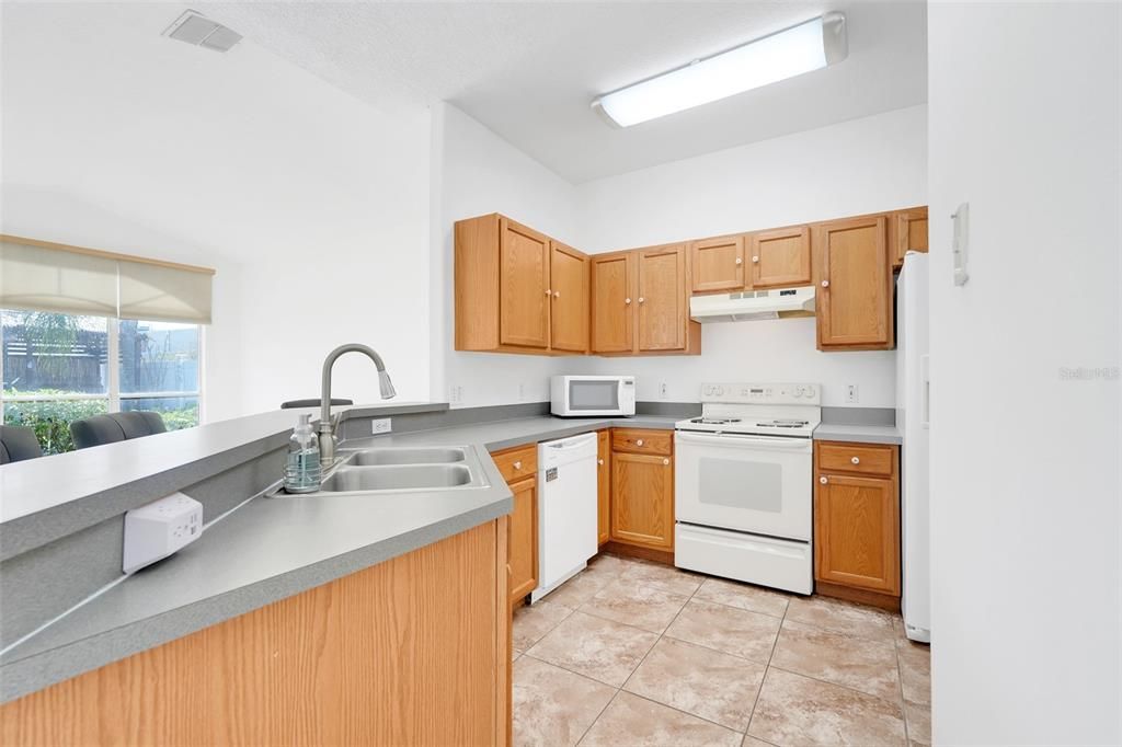 待售: $375,000 (3 贝兹, 2 浴室, 2028 平方英尺)