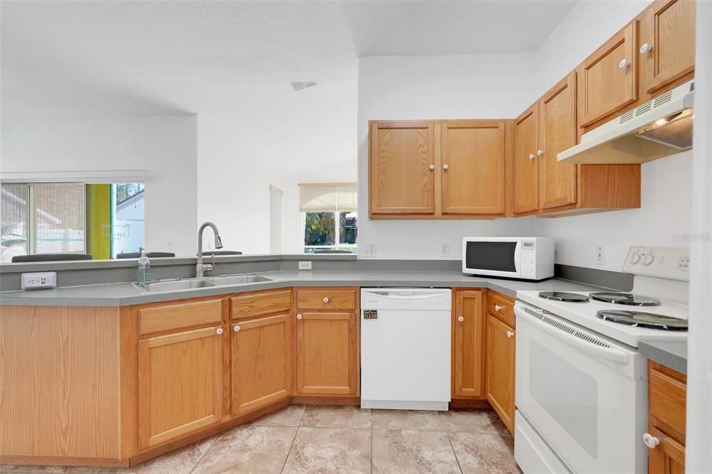 待售: $375,000 (3 贝兹, 2 浴室, 2028 平方英尺)