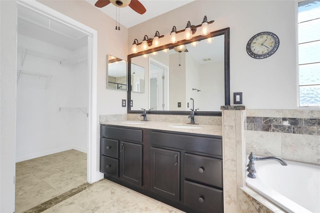 待售: $375,000 (3 贝兹, 2 浴室, 2028 平方英尺)