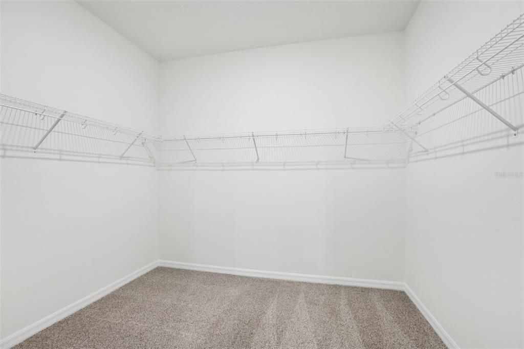 Activo con contrato: $638,280 (5 camas, 4 baños, 3807 Pies cuadrados)