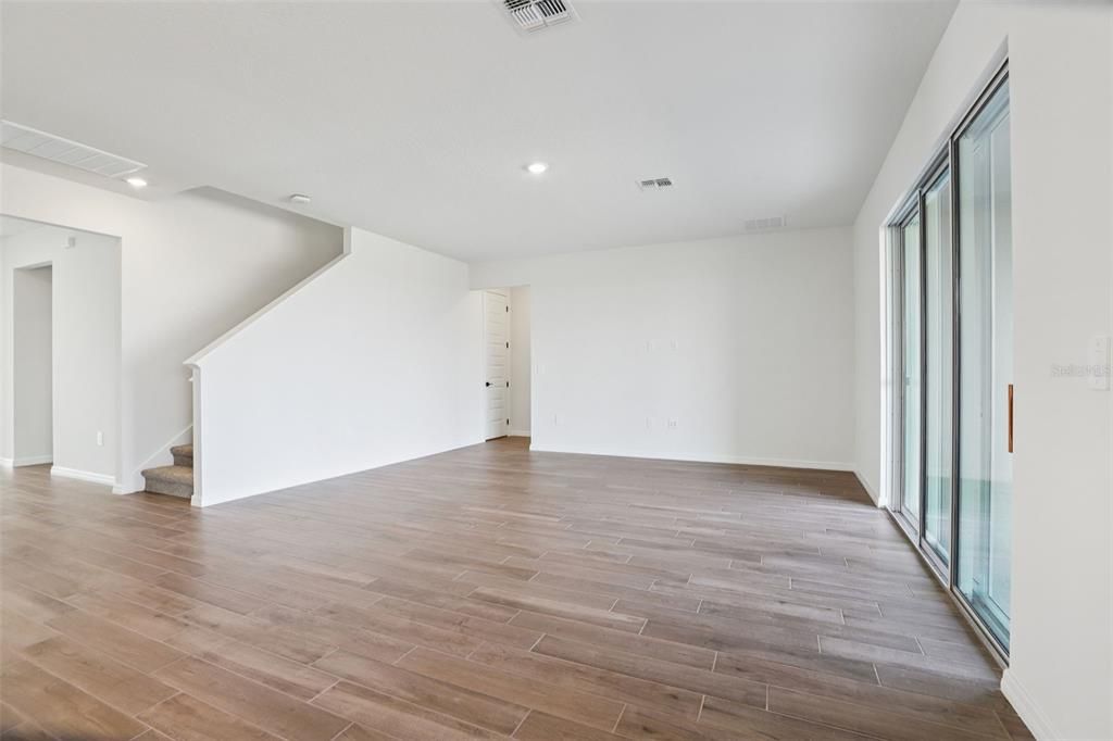Activo con contrato: $638,280 (5 camas, 4 baños, 3807 Pies cuadrados)
