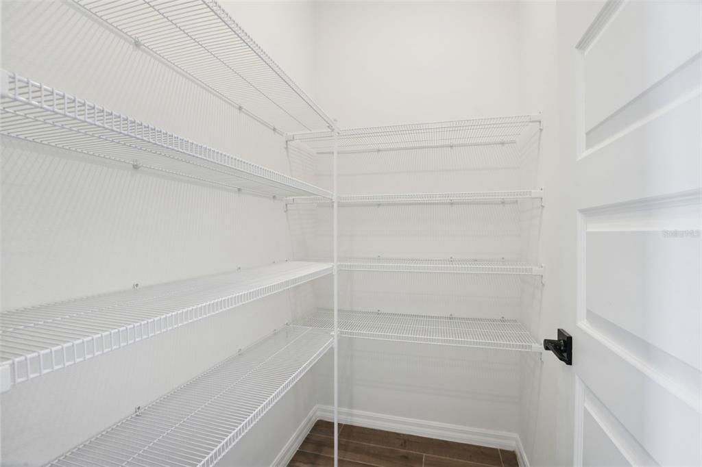 Activo con contrato: $638,280 (5 camas, 4 baños, 3807 Pies cuadrados)