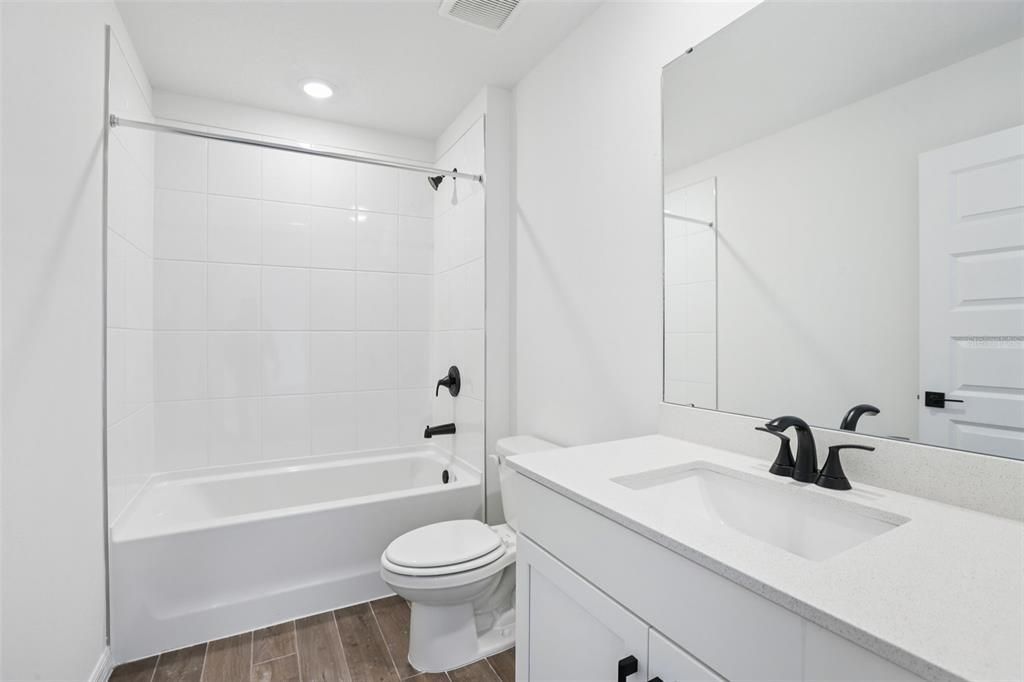 Activo con contrato: $638,280 (5 camas, 4 baños, 3807 Pies cuadrados)