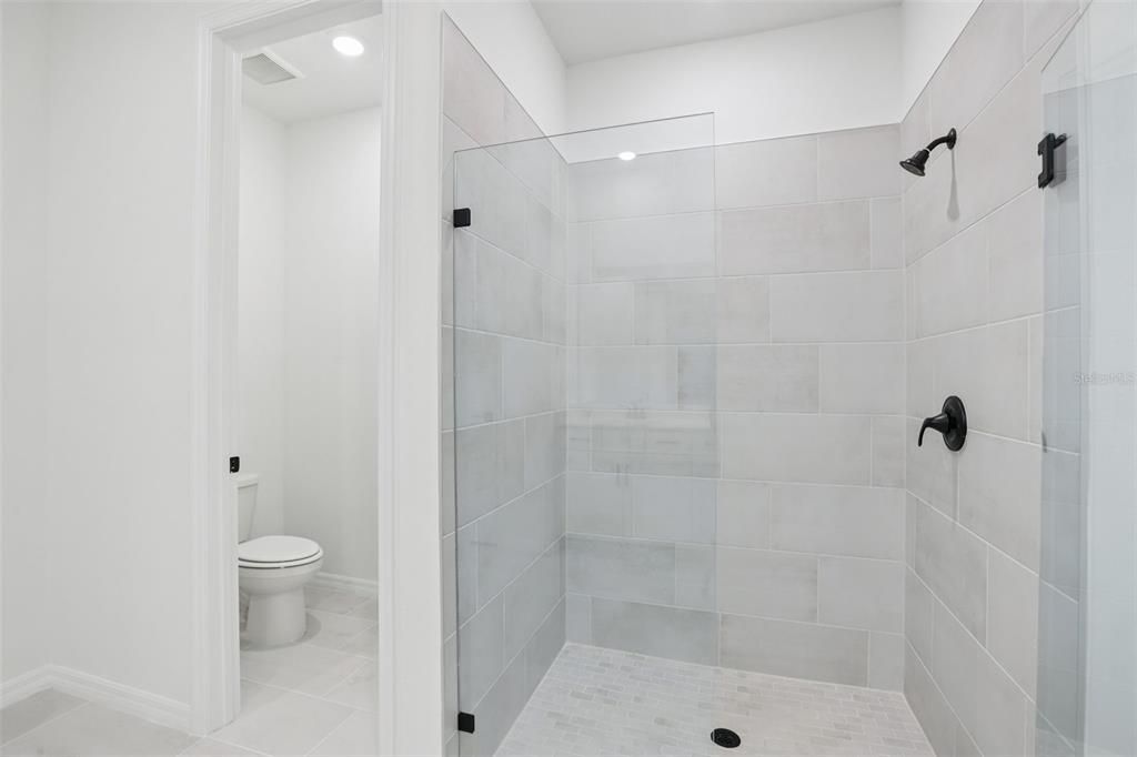 Activo con contrato: $638,280 (5 camas, 4 baños, 3807 Pies cuadrados)