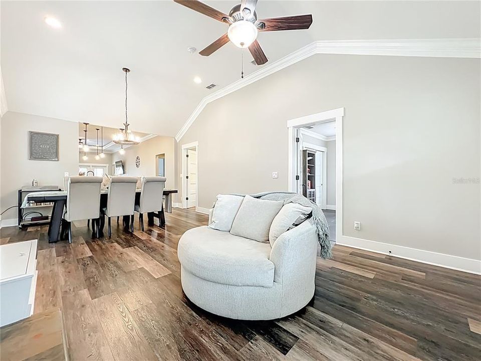 For Sale: $685,000 (4 beds, 2 baths, 1958 Square Feet)