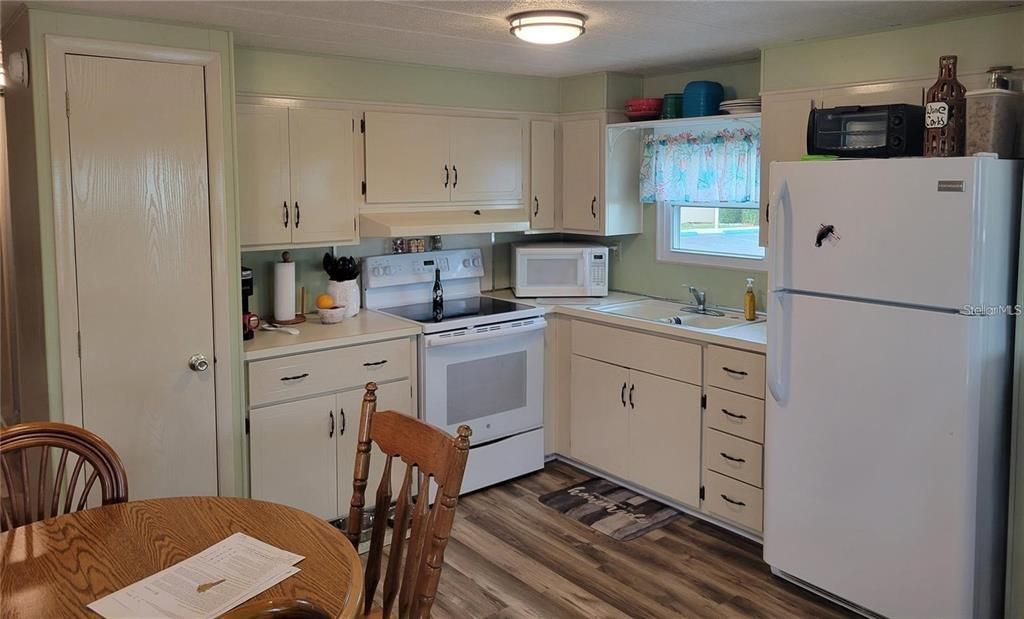 For Sale: $124,000 (2 beds, 1 baths, 722 Square Feet)