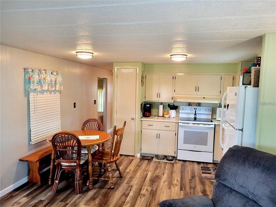 For Sale: $124,000 (2 beds, 1 baths, 722 Square Feet)