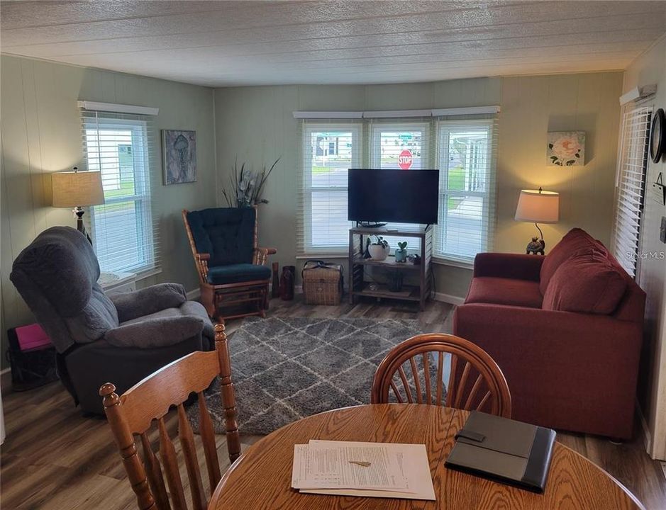 For Sale: $124,000 (2 beds, 1 baths, 722 Square Feet)