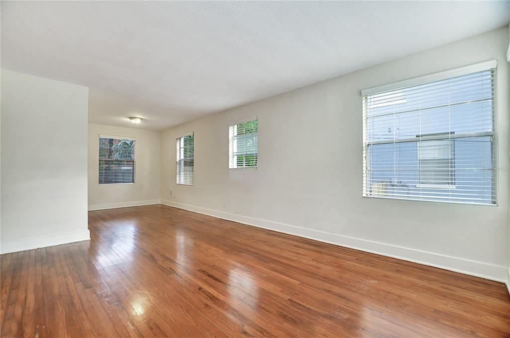 For Rent: $2,650 (2 beds, 1 baths, 1070 Square Feet)