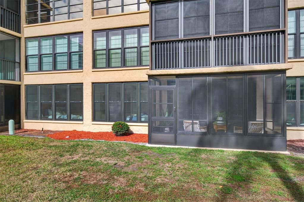 出租: $4,750 (2 贝兹, 2 浴室, 985 平方英尺)