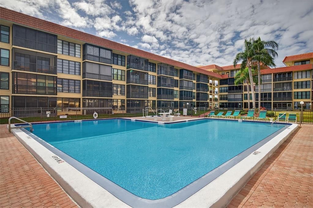 出租: $4,750 (2 贝兹, 2 浴室, 985 平方英尺)