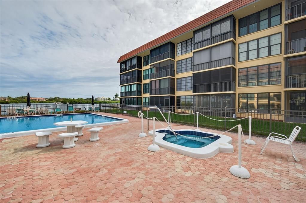 出租: $4,750 (2 贝兹, 2 浴室, 985 平方英尺)