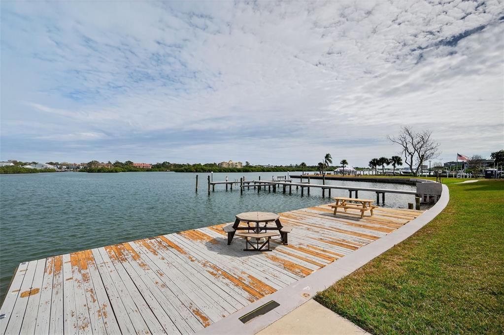 出租: $4,750 (2 贝兹, 2 浴室, 985 平方英尺)