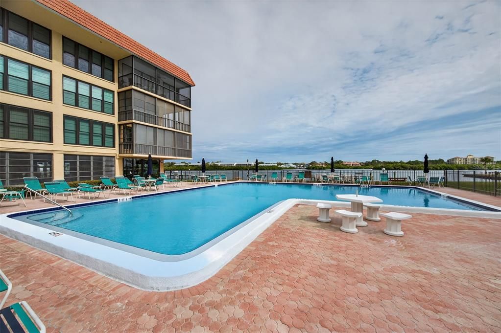 出租: $4,750 (2 贝兹, 2 浴室, 985 平方英尺)