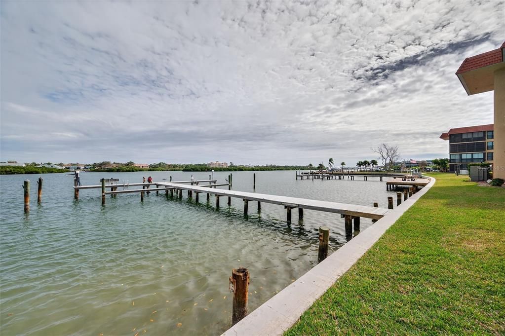 出租: $4,750 (2 贝兹, 2 浴室, 985 平方英尺)