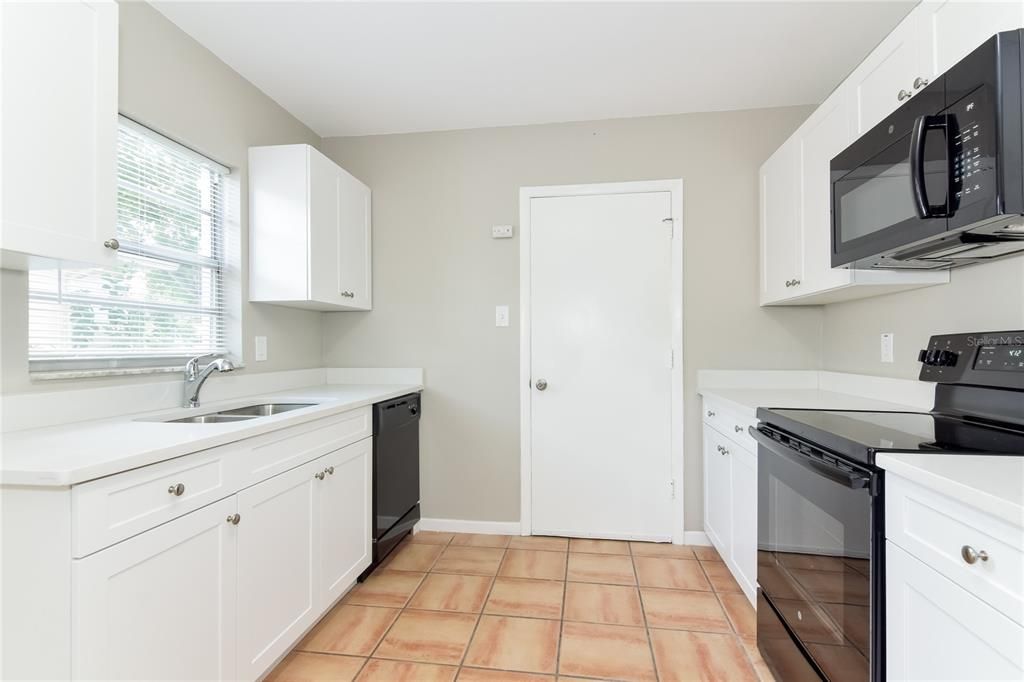 合同活跃: $2,060 (3 贝兹, 2 浴室, 1598 平方英尺)