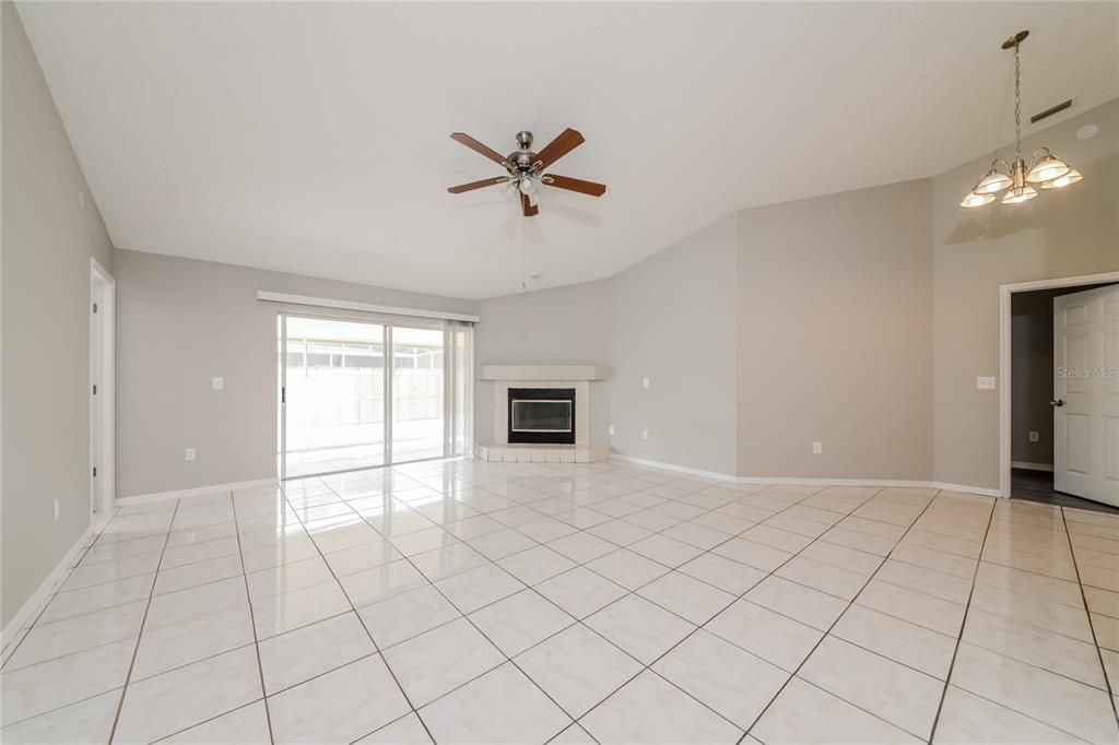 出租: $2,340 (4 贝兹, 2 浴室, 1552 平方英尺)