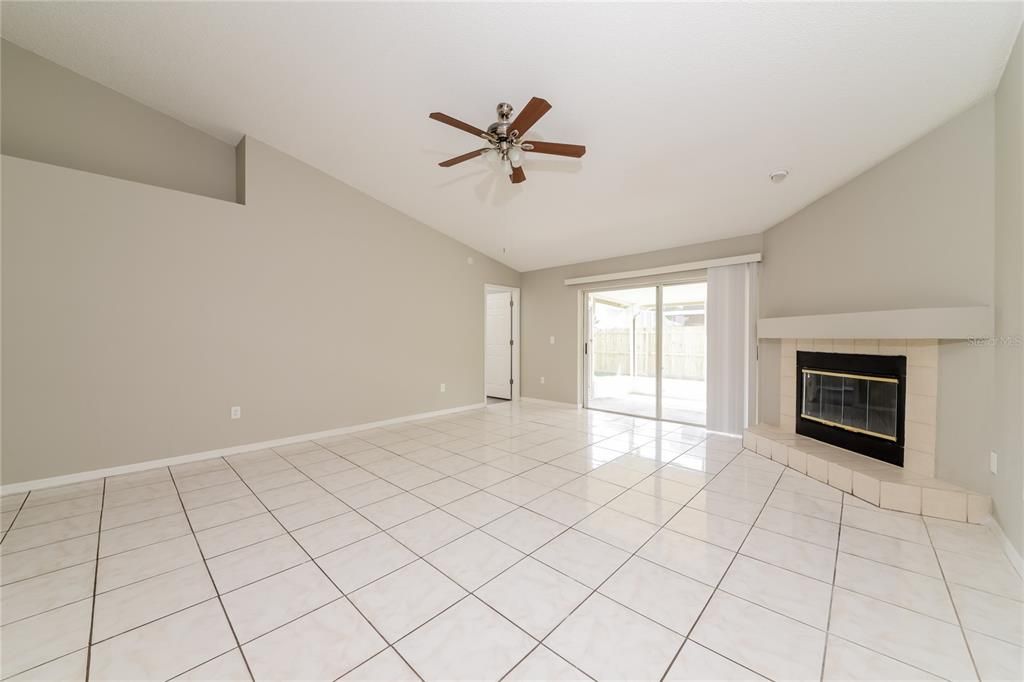 出租: $2,340 (4 贝兹, 2 浴室, 1552 平方英尺)