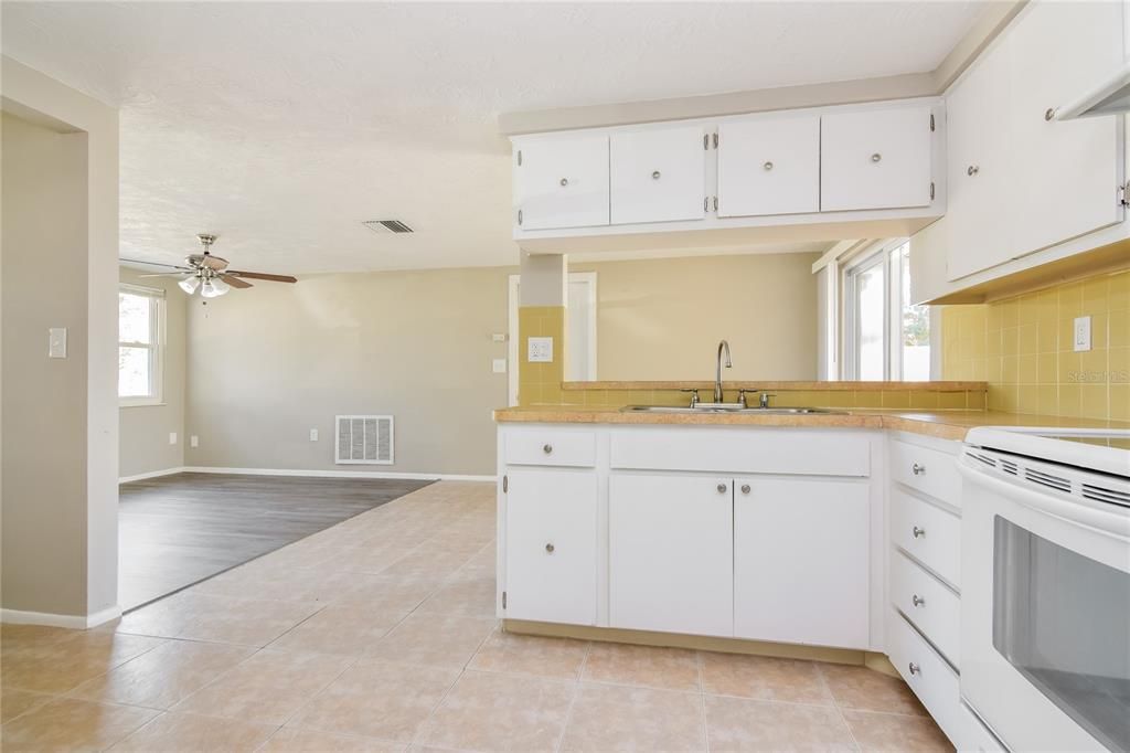 В аренду: $1,705 (3 спален, 2 ванн, 1368 Квадратных фут)