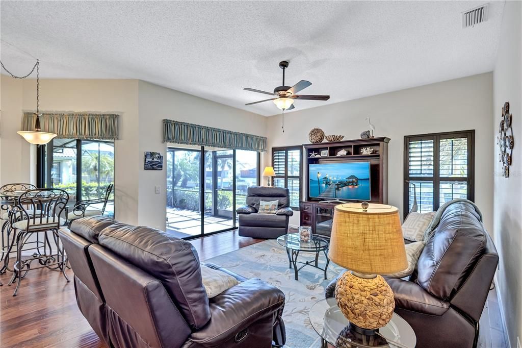 En Venta: $699,000 (3 camas, 2 baños, 2001 Pies cuadrados)