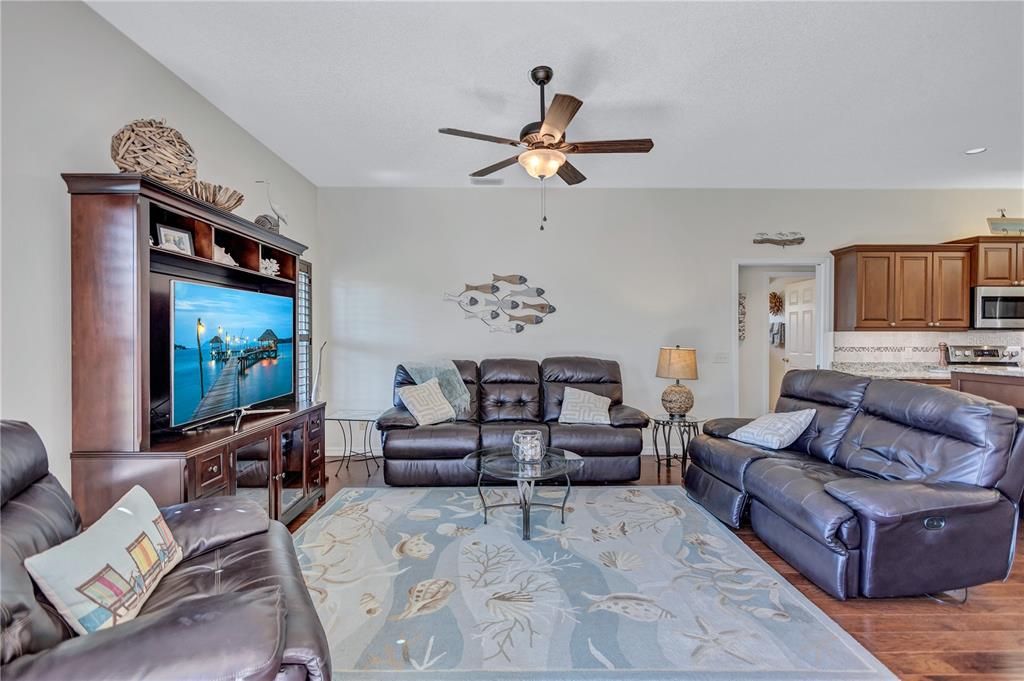 En Venta: $699,000 (3 camas, 2 baños, 2001 Pies cuadrados)