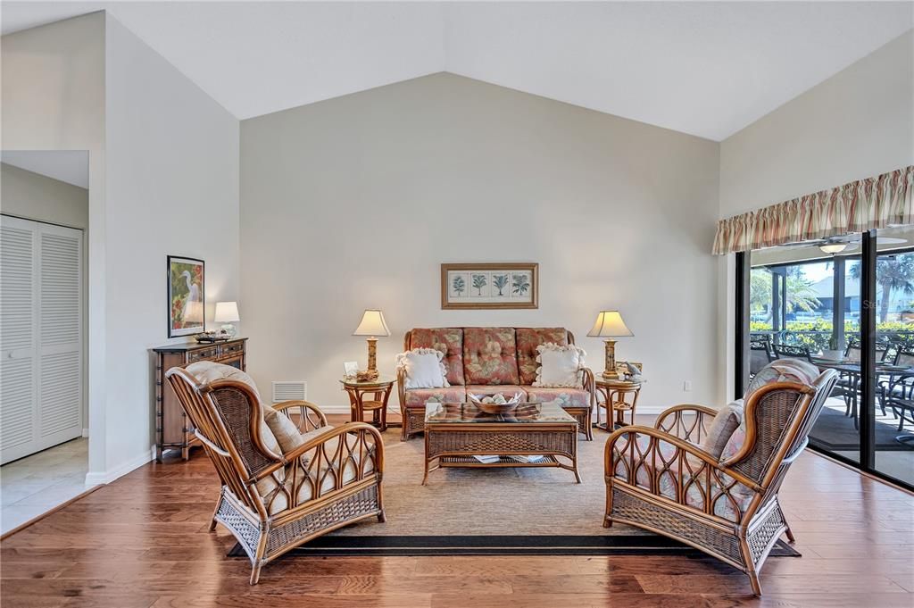 En Venta: $699,000 (3 camas, 2 baños, 2001 Pies cuadrados)