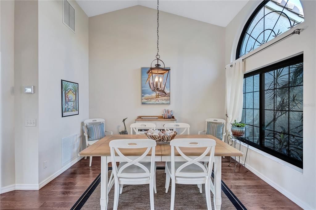 En Venta: $699,000 (3 camas, 2 baños, 2001 Pies cuadrados)