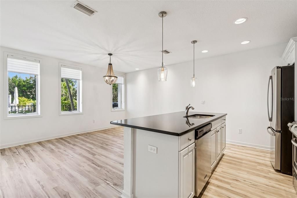 En Venta: $965,000 (3 camas, 3 baños, 1667 Pies cuadrados)