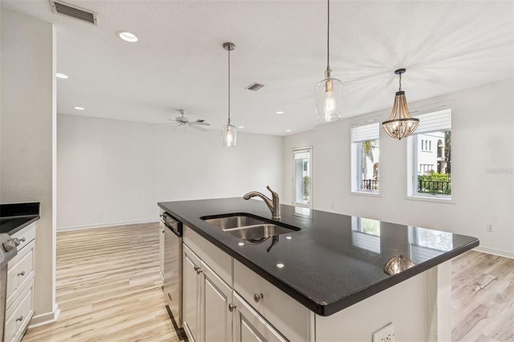 En Venta: $965,000 (3 camas, 3 baños, 1667 Pies cuadrados)