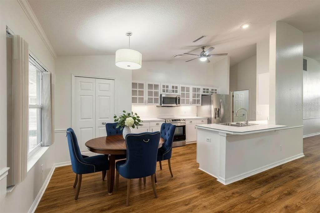 На продажу: $349,900 (3 спален, 2 ванн, 1672 Квадратных фут)