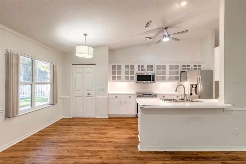 На продажу: $349,900 (3 спален, 2 ванн, 1672 Квадратных фут)