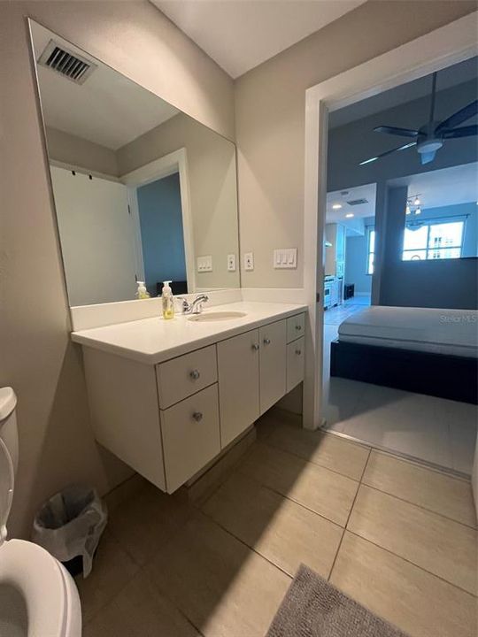 For Rent: $2,000 (2 beds, 1 baths, 1050 Square Feet)