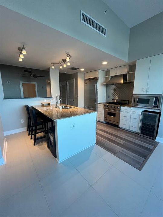 For Rent: $2,000 (2 beds, 1 baths, 1050 Square Feet)