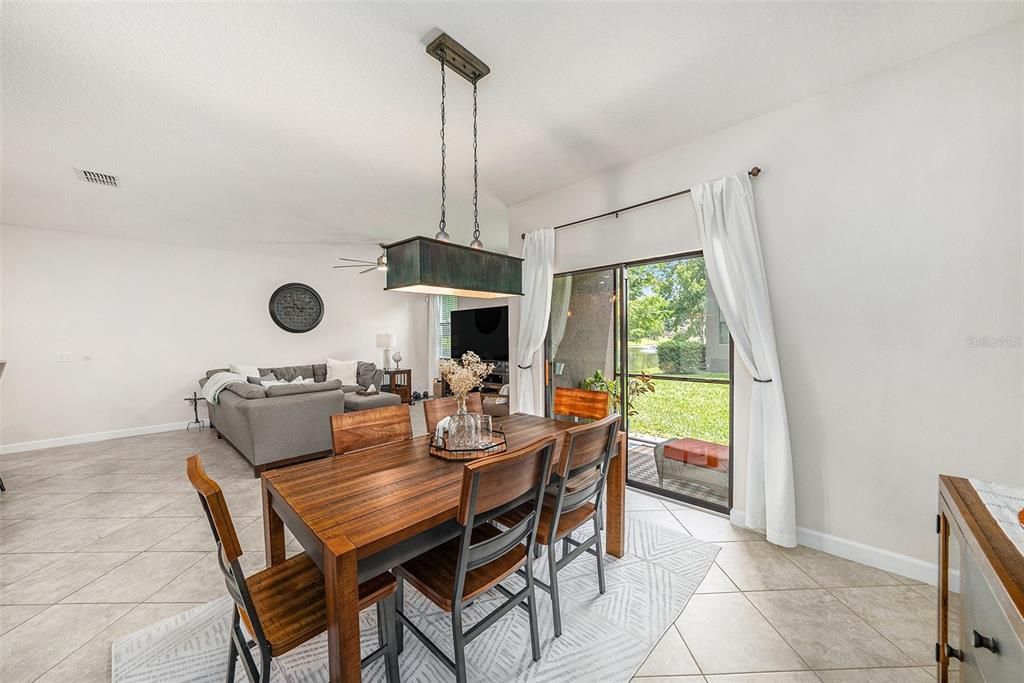 待售: $390,000 (3 贝兹, 2 浴室, 2303 平方英尺)